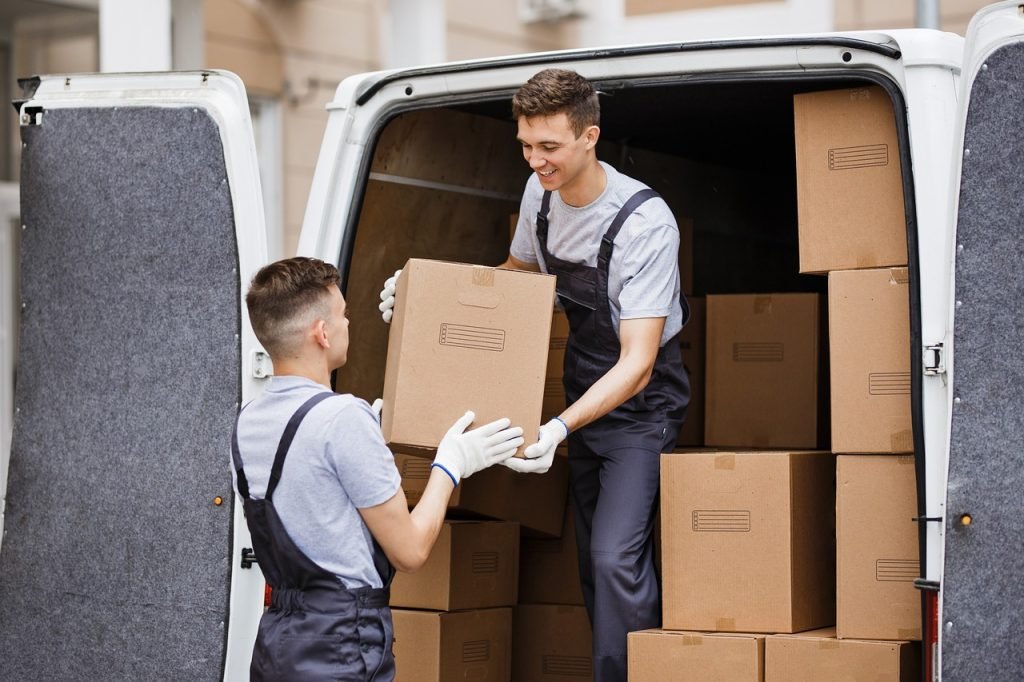 Operarios de mudanzas cargando cajas en una furgoneta