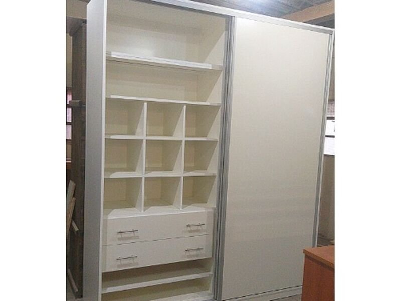 Traslado de un mueble grande y pesado durante una mudanza